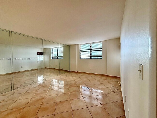 Building Photo - 555 NE 30th St