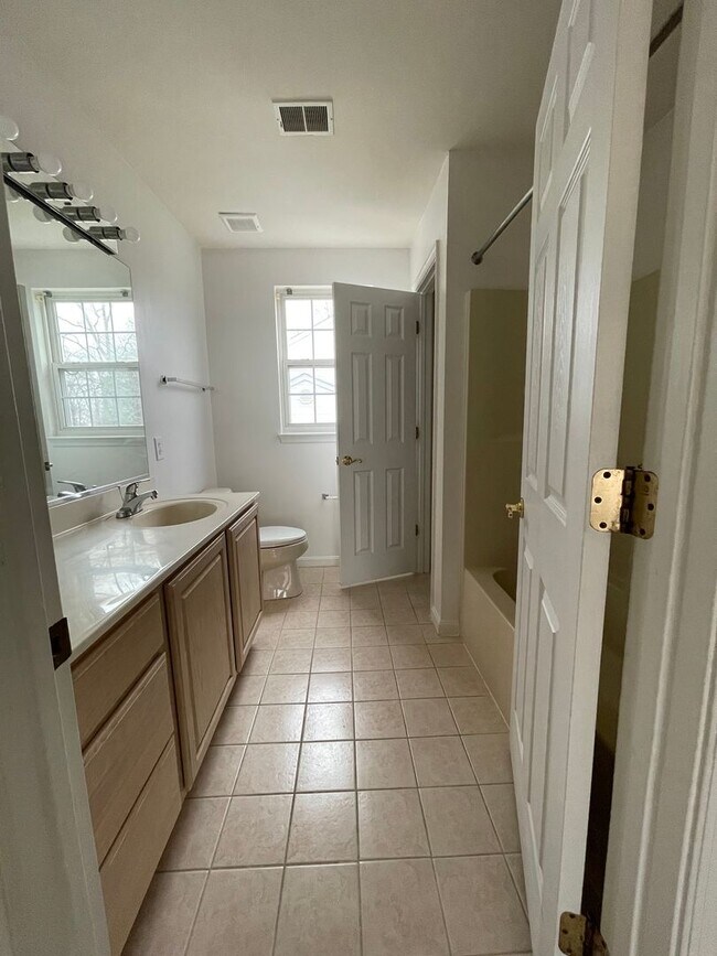 Building Photo - Spacious & Updated Home in the Heart of Hyattsville