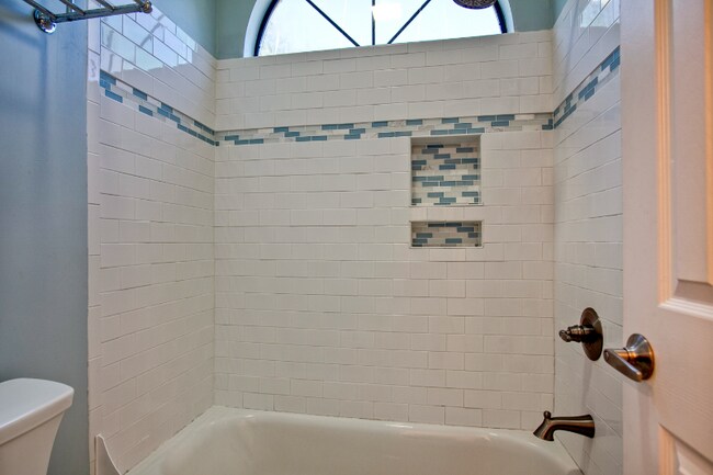 Building Photo - 617 13th Ave S