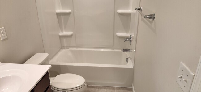 Building Photo - 439 Regina Dr