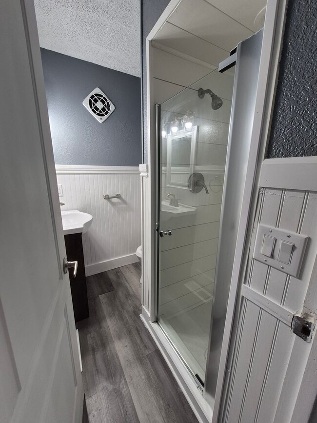 Building Photo - Get this adorable 3-bedroom 2 full bath ho...