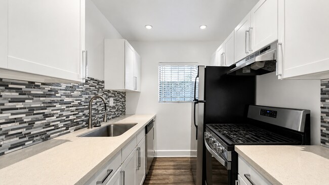 Building Photo - 319 Heliotrope Dr