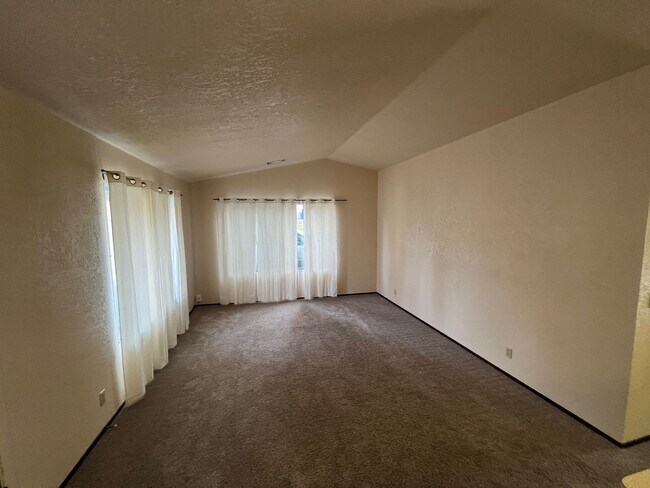 Building Photo - 929