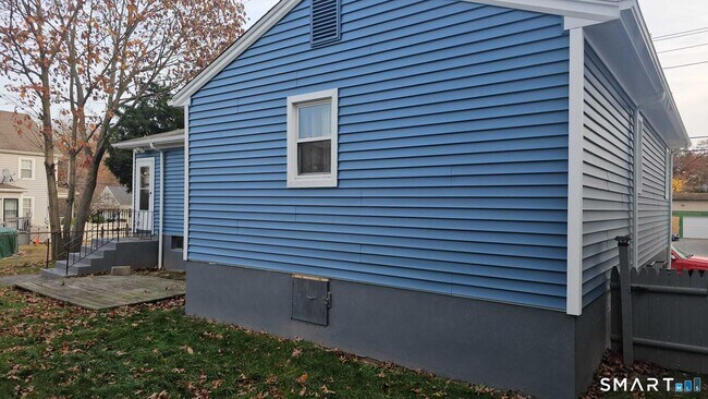 Building Photo - 28 Hugo St