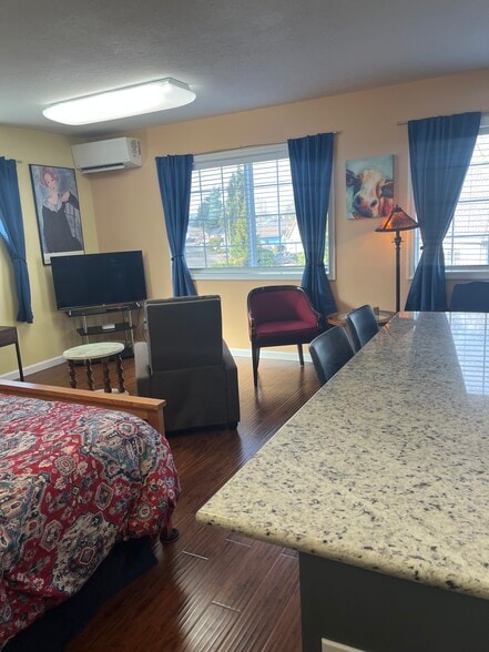 Across island view - 4824 San Francisco Dr NE