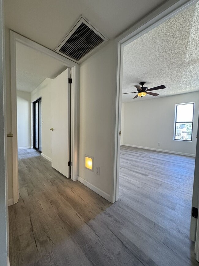 Building Photo - 850 S River Dr