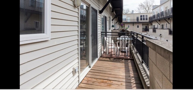 Building Photo - 3224 N Kilbourn Ave