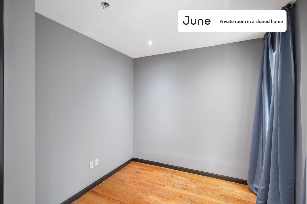 Building Photo - Private bedroom in 4 bed/1 bath Home