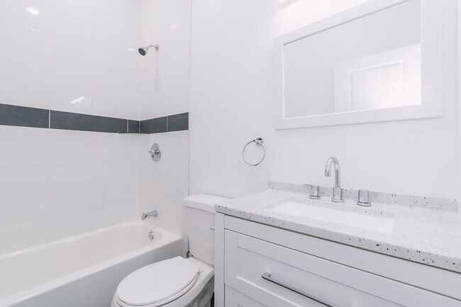 Building Photo - New! Renovated & Modern Apartment