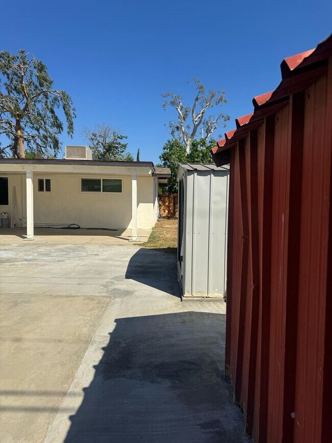 Building Photo - NE 4 bedroom home by Bakersfield College