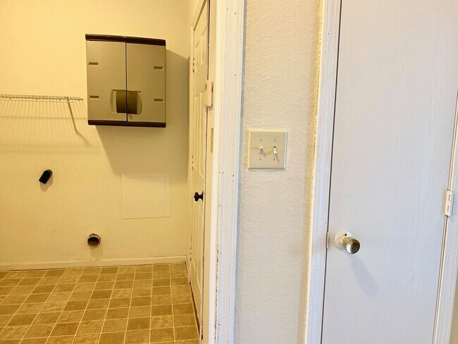 Building Photo - COMING SOON! Wonderful 3 Bedroom 2 Bathroo...