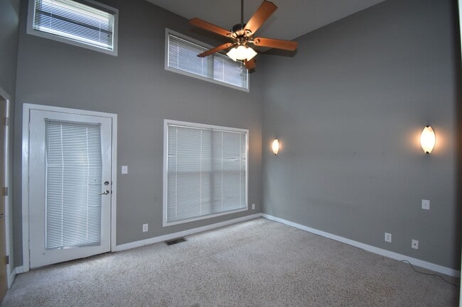 Building Photo - Large 2 Bedroom Condo For Rent Near Historic Downtown Clarksville!