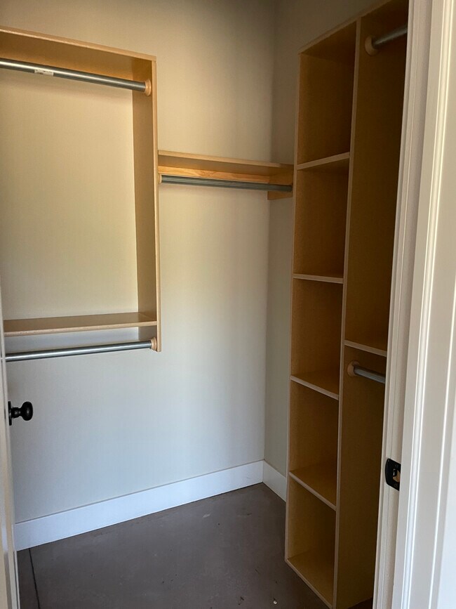 Building Photo - 4833 N Hillside Ct