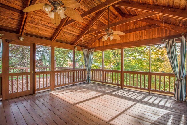 Building Photo - Halls 37938 - 4 bedroom, bath home with 4 garage spaces - Call Susan Niedergeses 865-300-4722