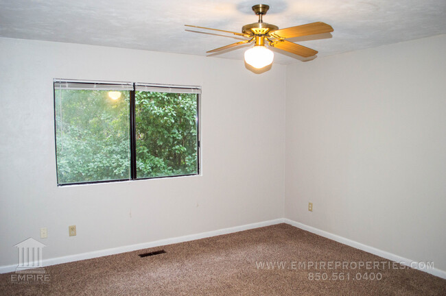 Building Photo - Townhome off Meridian Road With Fireplace!