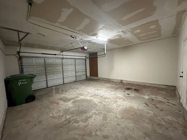 Building Photo - 1307 Summerton Pl