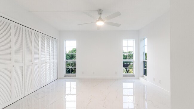 Building Photo - 3000 N Palm Aire Dr