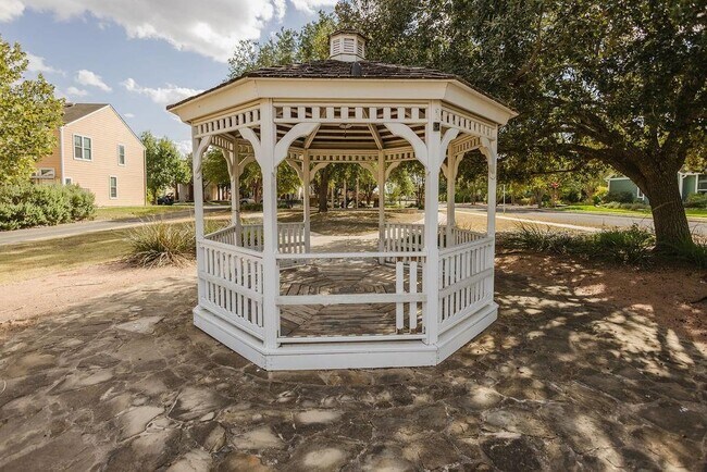 Building Photo - 305 Trestle Tree