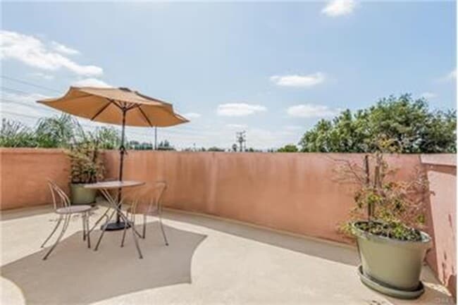 Building Photo - 6601 Woodley Ave