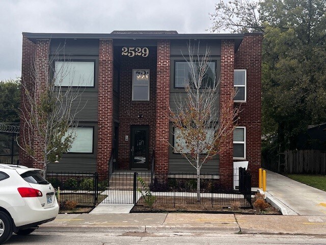 Building Photo - 2529 E Admiral Pl