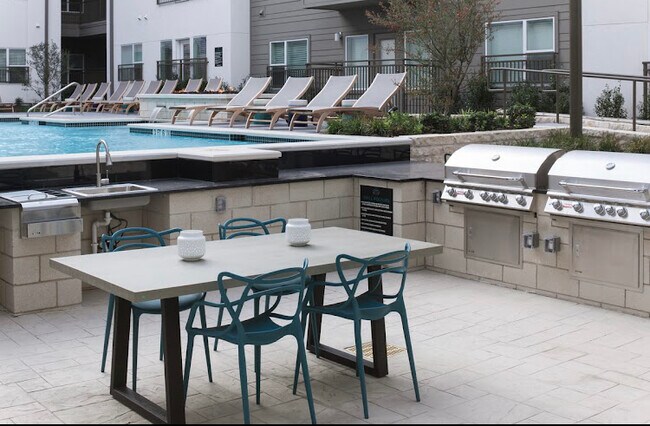 Building Photo - 2000 N Garrett Ave