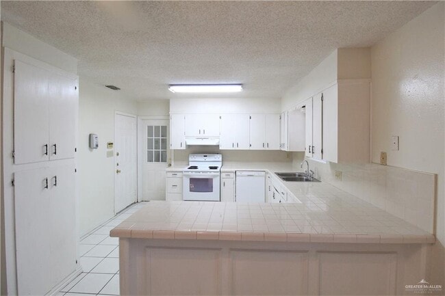 Building Photo - 206 W Esperanza Ave