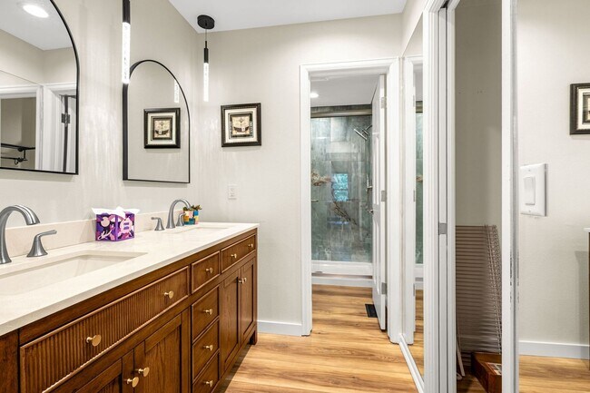 Building Photo - Fully Furnished Executive Townhome in Kiss...