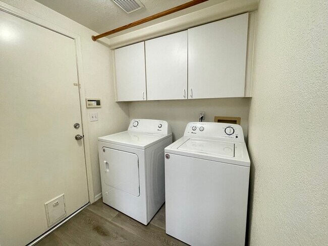 Building Photo - To schedule a viewing, call Wally Fellman ...