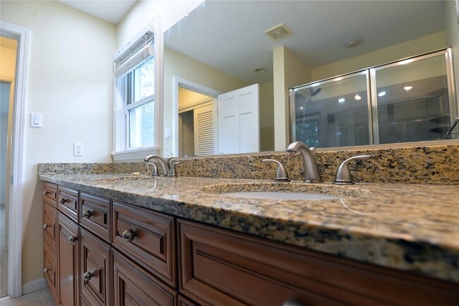 Building Photo - 2235 N Ballas Rd