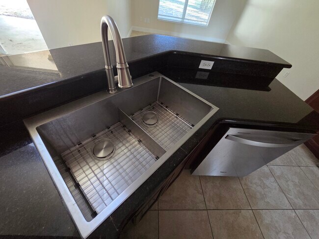 Building Photo - 2819 Roseglen Way