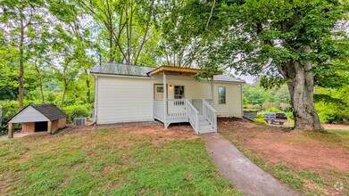 Building Photo - Newly Renovated | Upstairs Duplex | Minute...