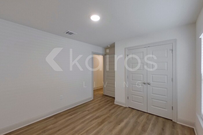 Building Photo - 8118 S Hendrick Dr