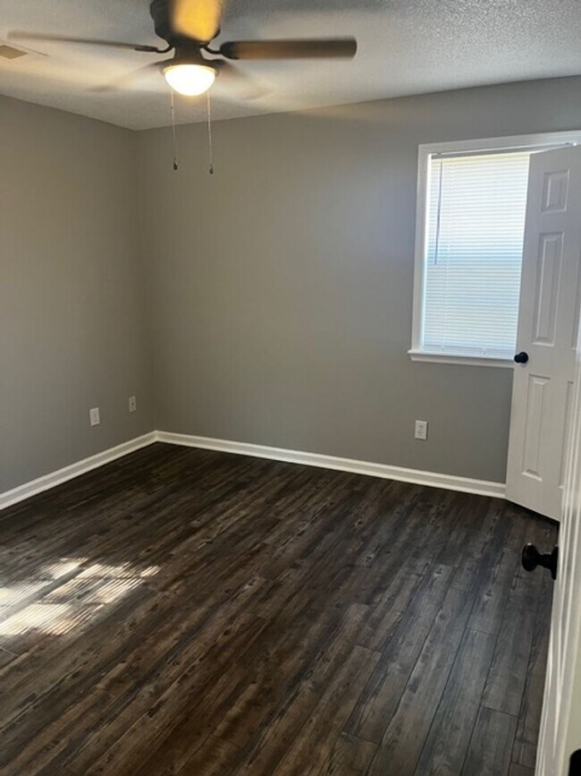 Building Photo - Charming All-Brick Corner Lot Home with Hot Tub & Fenced Yard