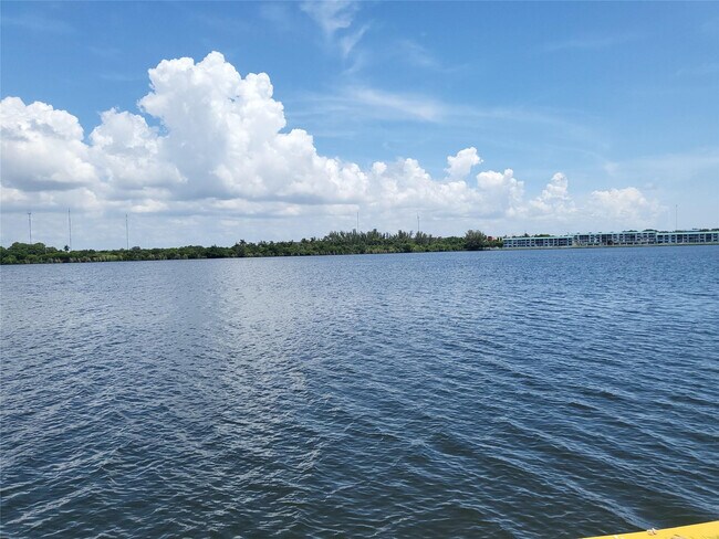 Building Photo - 1075 NE Miami Gardens Dr