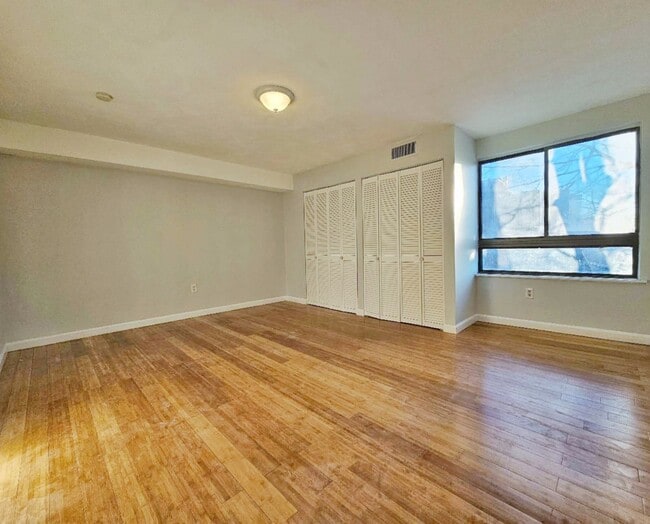 Building Photo - Beautiful renovated 3 bed 2 bath townhouse with deeded parking and easy Highway access