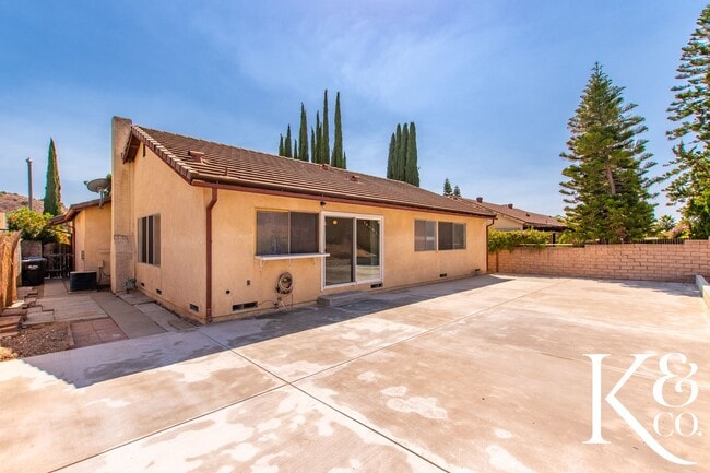 Building Photo - 559 W Avenida De Las Flores