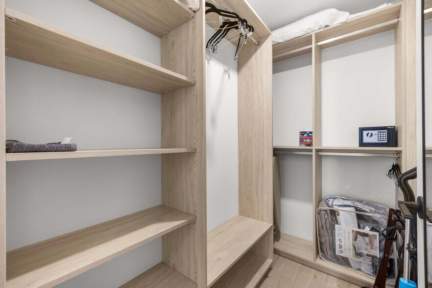 Building Photo - 225 N Miami Ave