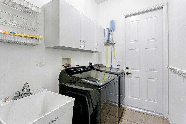 Building Photo - 6241 C Durham Dr