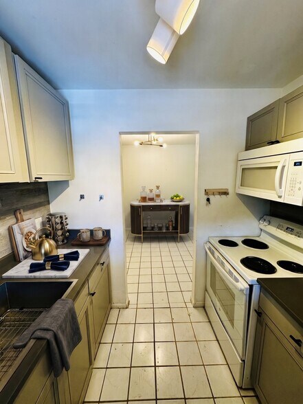 Building Photo - 2 N Fernwood Ave