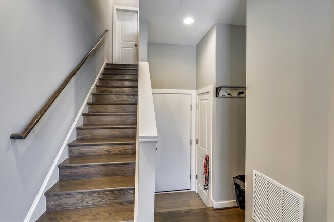 Building Photo - GREAT LOCATION!! Stunning 3BD/3.5BA luxury 4-level townhouse!