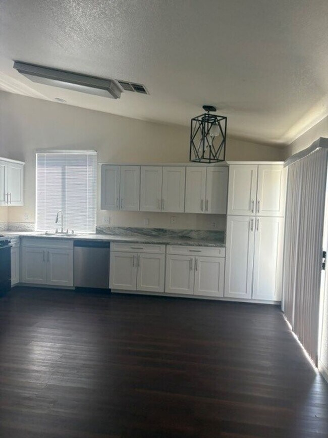 Building Photo - 4 Bedroom/2 Bath Home in the Northwest - $2395 Per Month!