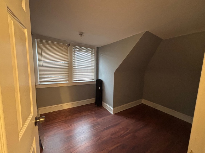 Building Photo - 649 W State St