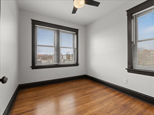 Building Photo - 4909 Lindenwood Ave