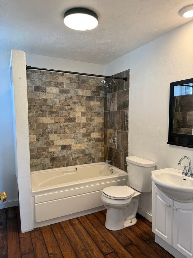 Building Photo - Three-Bedroom Home located in Oshkosh