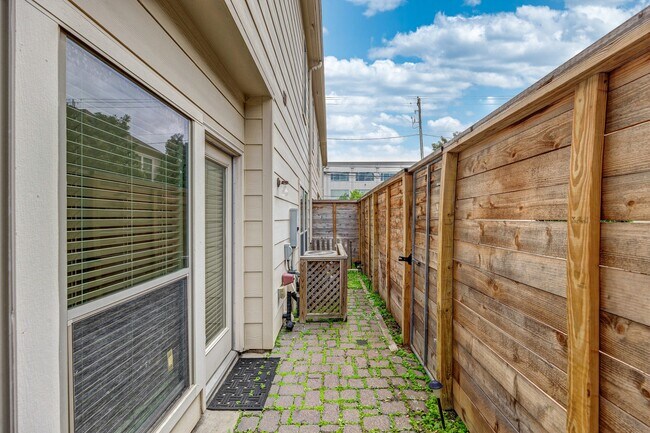 Building Photo - 3898 Center St