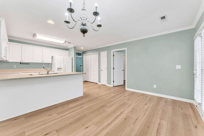 Building Photo - Spacious 3BR, 2BA Townhome with 2-Car Garage & Fireplace $1850/mo rent***