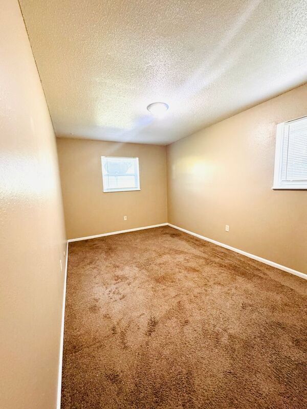 Building Photo - 1415 W Maple Ave