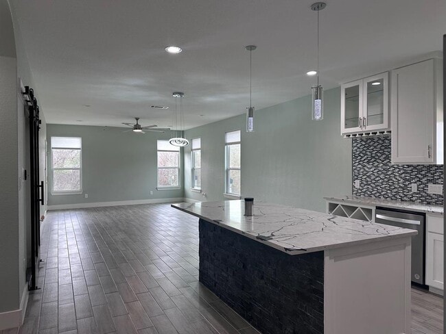 Building Photo - 103 Kikipua