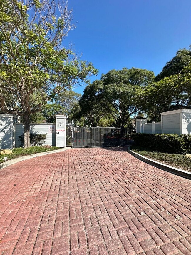 Building Photo - Rarely available 1 bedroom, 1 bathroom Condo at The Grove