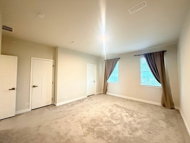 Building Photo - 772 Weller Dr